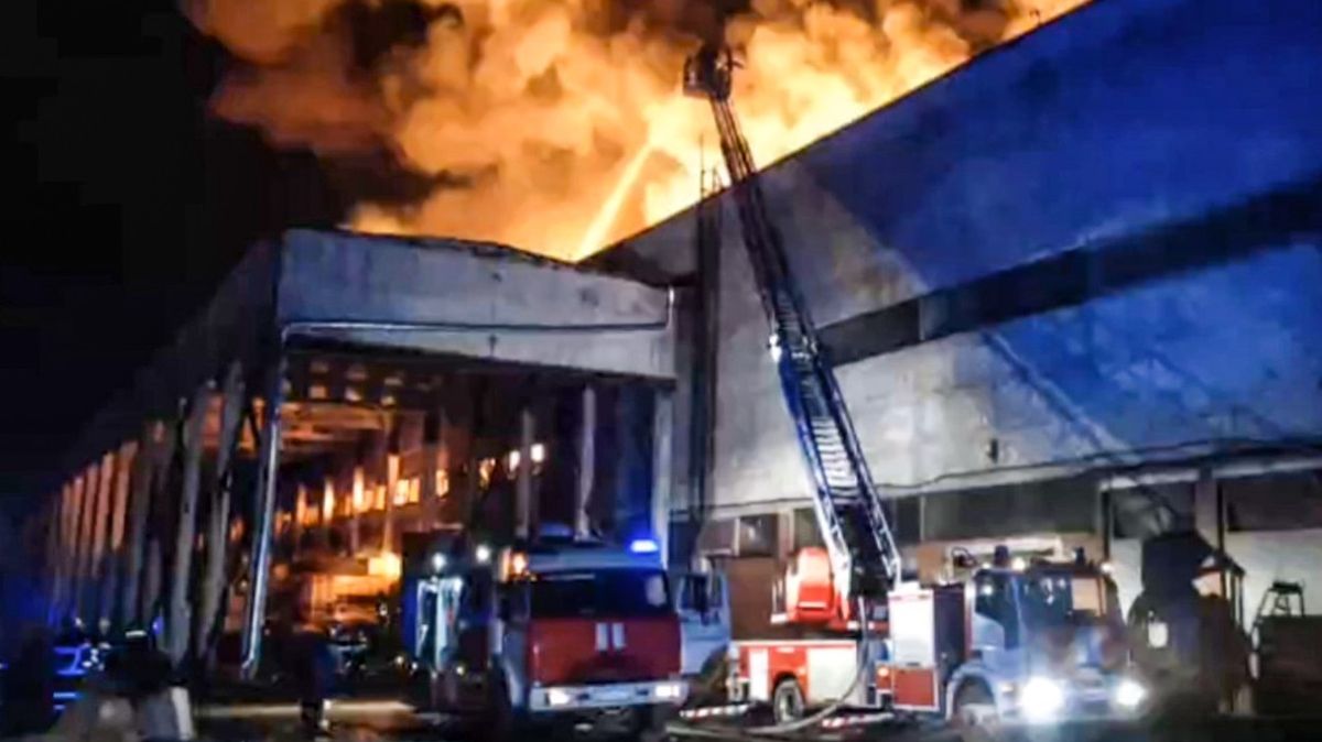Skladiště v Petrohradě zachvátil obří požár, voda je daleko